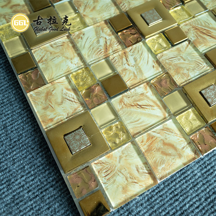 Goldfarbene Kristallglas-Mosaik mit Metallmischung für Villenwanddekoration