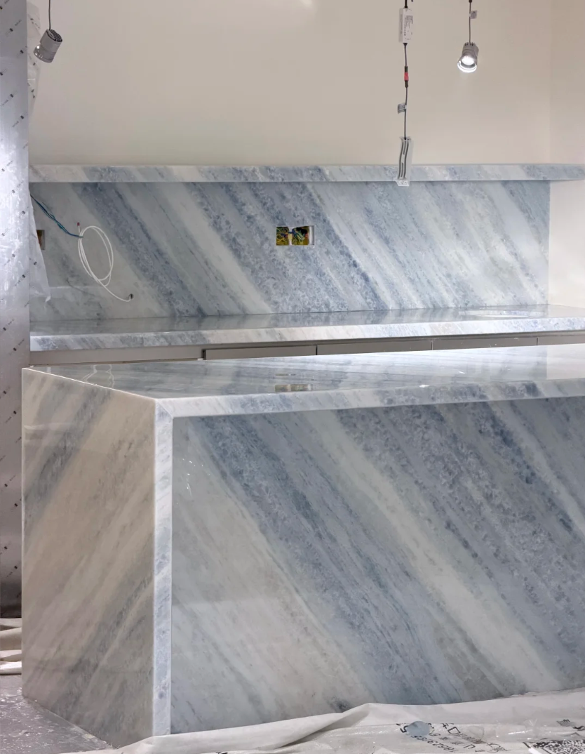 Blaues Kristall-Quarzit — Eleganz, die aus Stein gefertigt ist