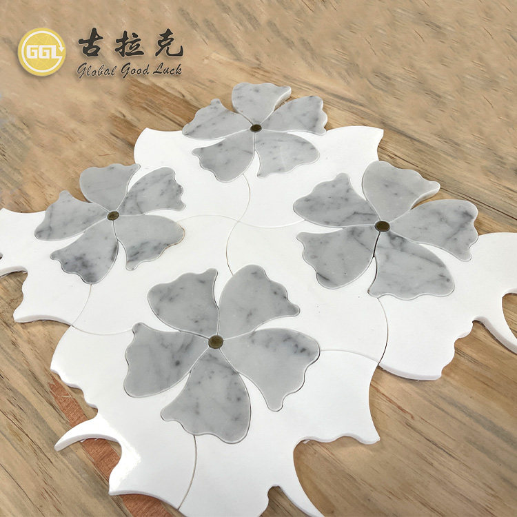 Kukka-muotoinen parkettiominaisuus marmoriseos messinkipisteet vesileikkausmosaiikkipaneeli