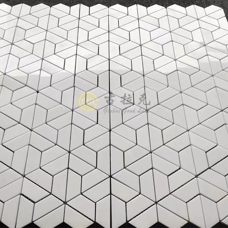 Ungleichmäßige Form Reinweiße Mosaikfliese aus Naturmarmor fürs Badezimmer, anpassbare Größe