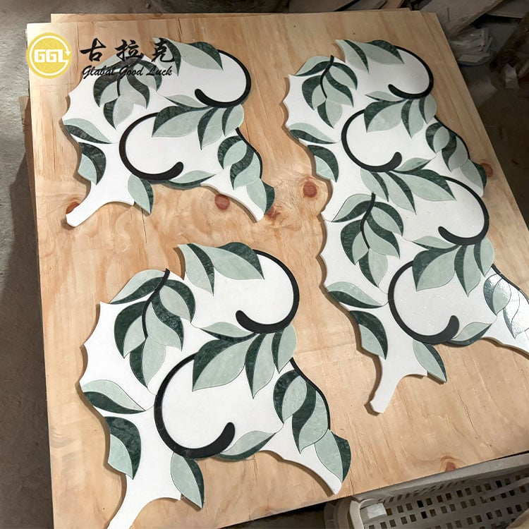 Ubin Mosaik Marmer Hijau dan Putih Desain Daun