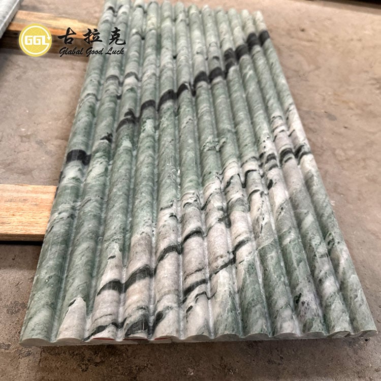 Panel de pared de mármol estriado con característica cóncava y superficie pulida de color verde natural
