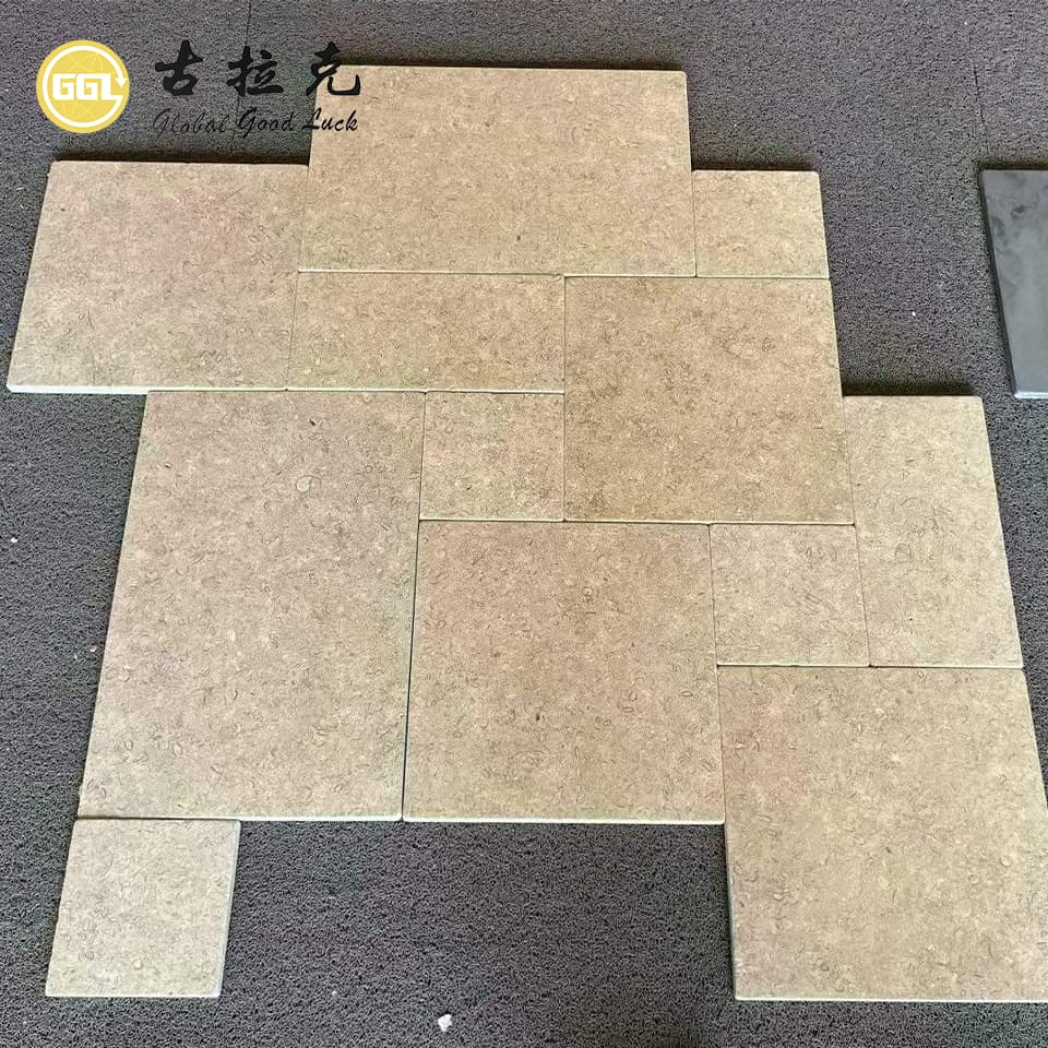 Beige Kalksteinfliesen im französischen Muster, gehämmert – Natursteinplatten für Pooldeck, Terrasse, Innenhof, Garten und Außenbodenbeläge