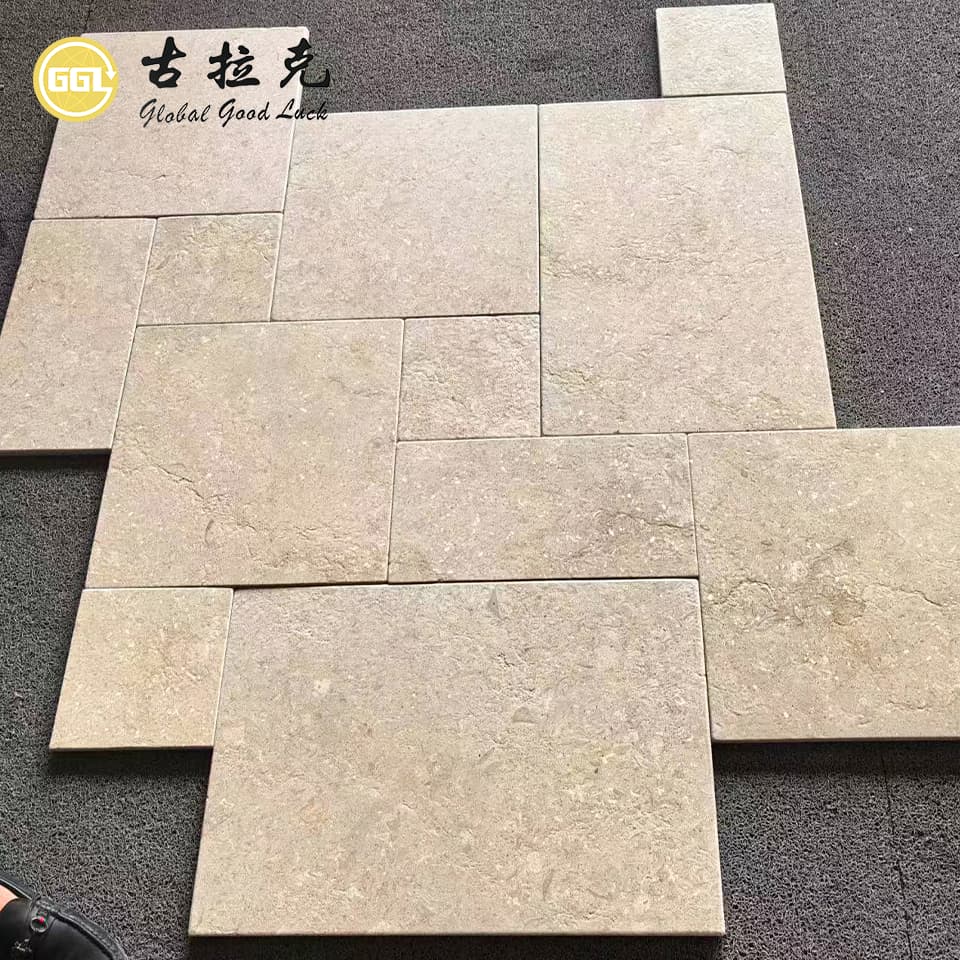 Beige Kalksteinfliesen im französischen Muster, gehämmert – Natursteinplatten für Pooldeck, Terrasse, Innenhof, Garten und Außenbodenbeläge