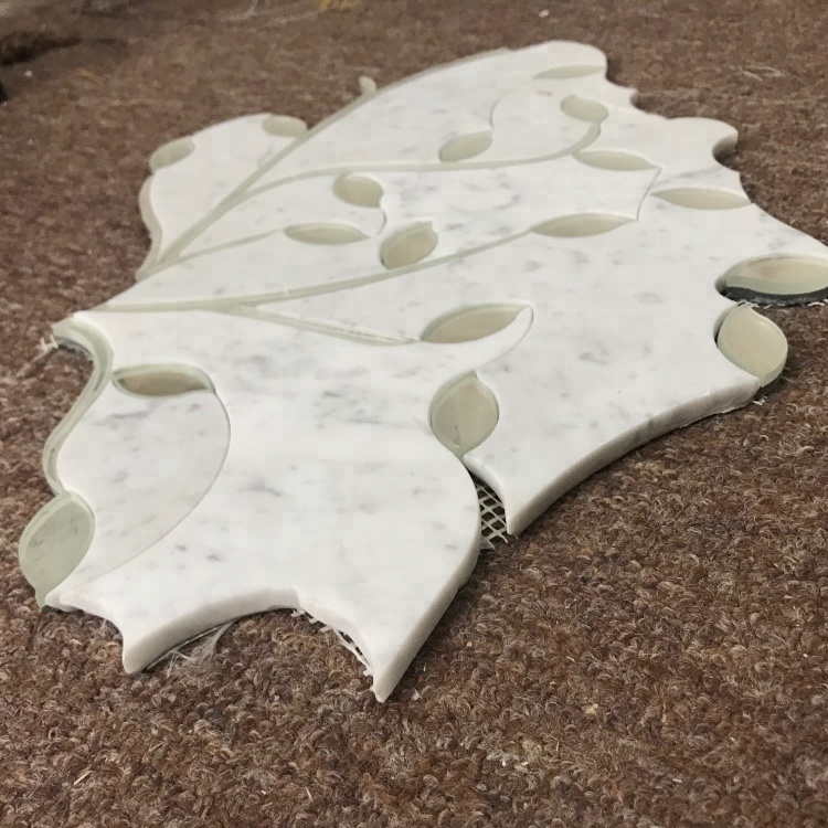 Mosaico de pared con diseño floral: mármol blanco combinado con vidrio, patrón cortado por chorro de agua