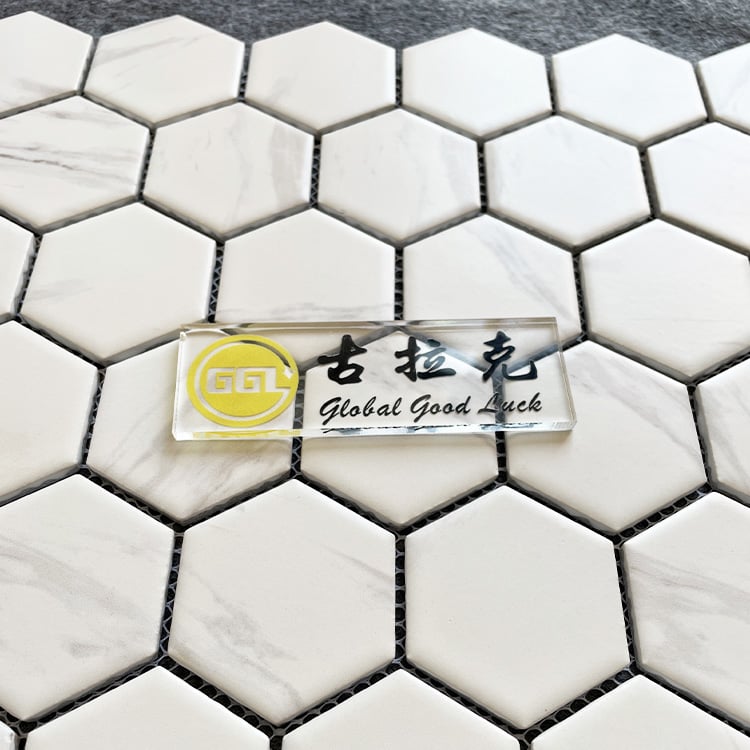 Tile-uri Ceramice Mosaic Hexagonale imitație Piatră Albă pentru Decor pe Perete din Spatele Cupteei din Bucătărie