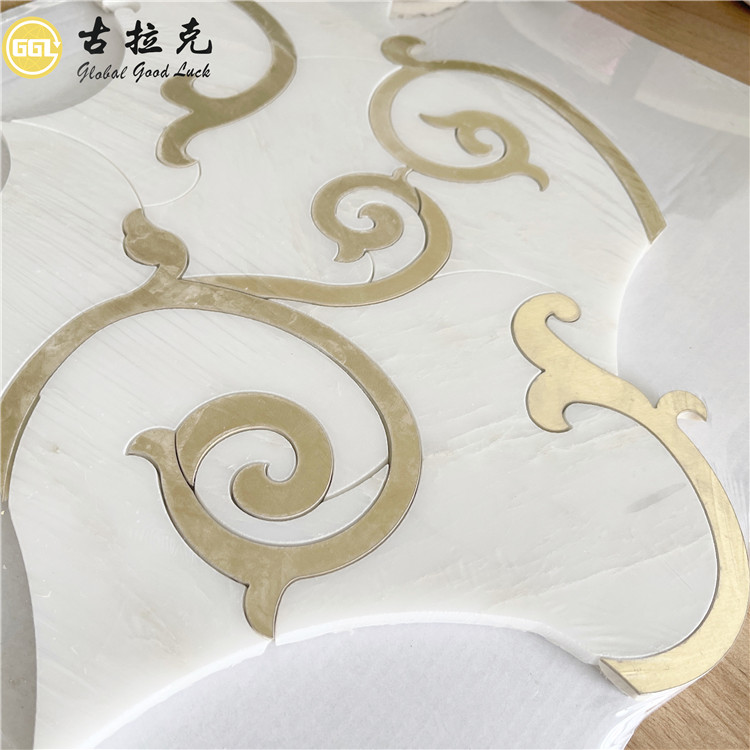 Thiết kế tinh tế Mosaic Waterjet không đều Phối hợp Đá cẩm thạch Trắng và Đồng cho gạch ốp tường