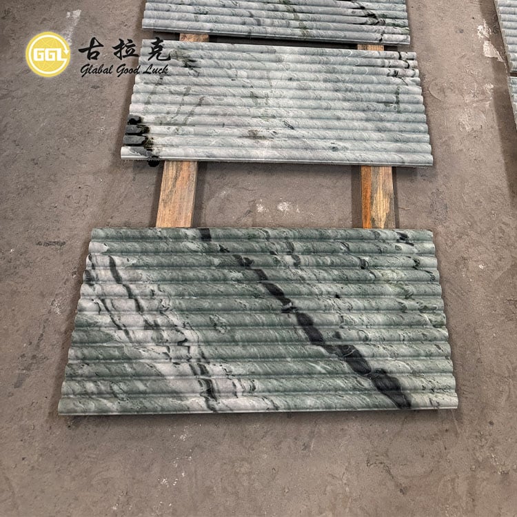 Panel de pared de mármol estriado con característica cóncava y superficie pulida de color verde natural