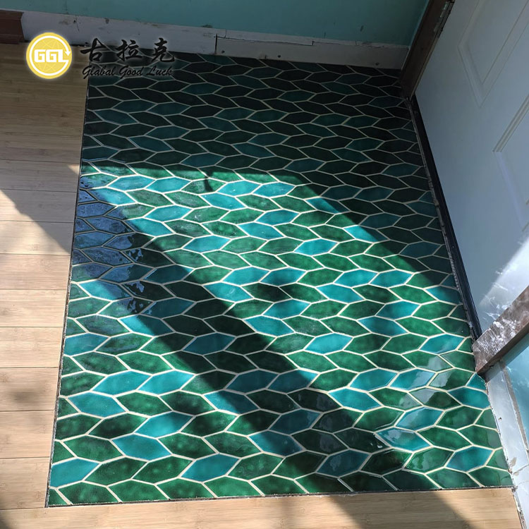 Noul Stil de Placi Ceramice Mozaic în Formă de Diamant pentru Decorarea Pământului și Peretelui