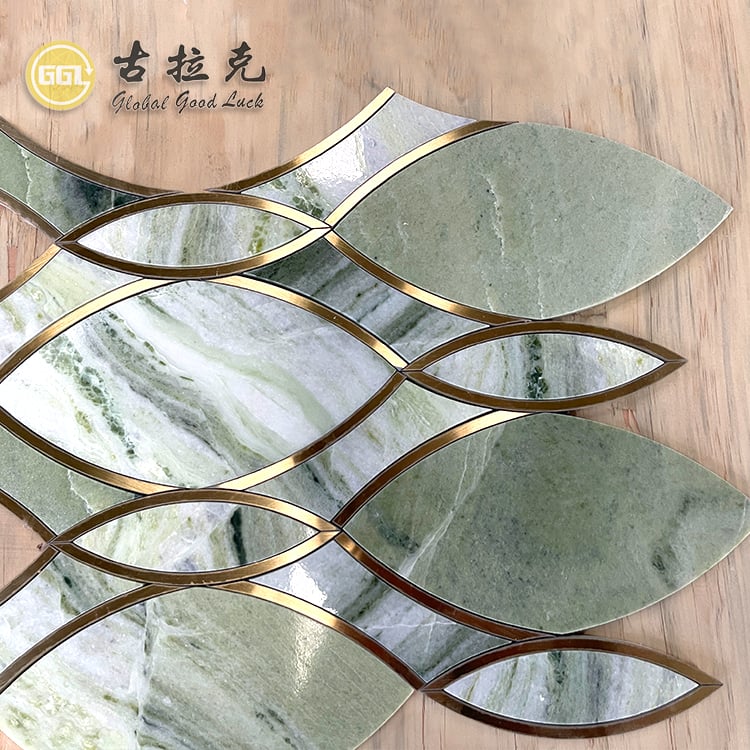 Naturgrüner Marmor Waterjet Mosaikeklette mit Messing Luxusdesign