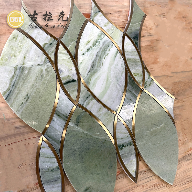 Naturgrüner Marmor Waterjet Mosaikeklette mit Messing Luxusdesign