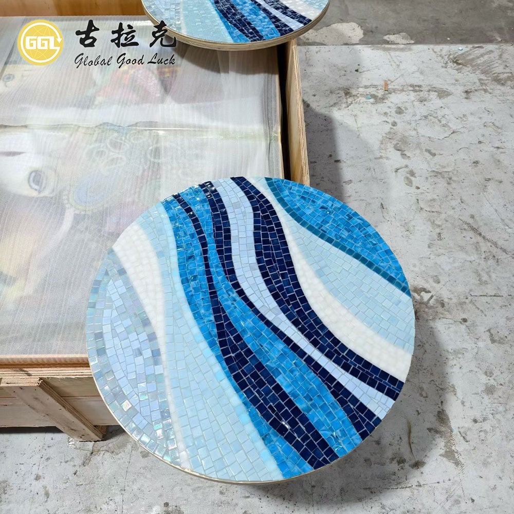 Individuell gestaltete Glas-Mosaik-Tischplatte und -Wandgestaltung im Blau-Wellen-Motiv – Handgefertigte Glas-Mosaik-Kunst für die Innendekoration