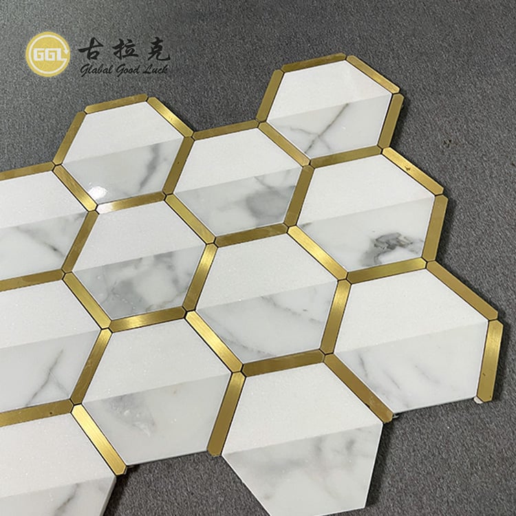 กระเบื้องโมเสคสีขาวดีไซน์ใหม่ Carrara White Marble Mixed Brass Tile สำหรับผนังหรือพื้น