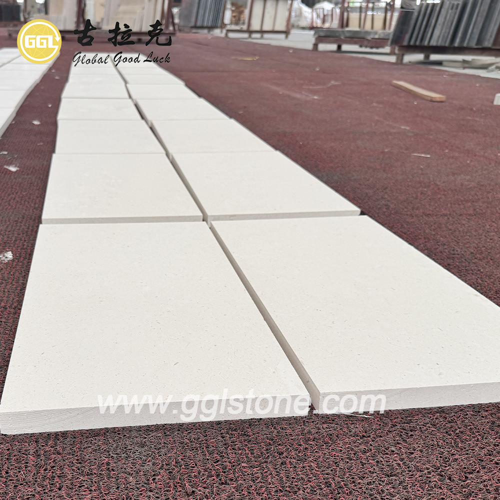 Moderne weiße Kalkstein-Pflasterplatten mit den Maßen 2 x 1 Fuß für Außenwege, Hinterhöfe und Poolumrandungen