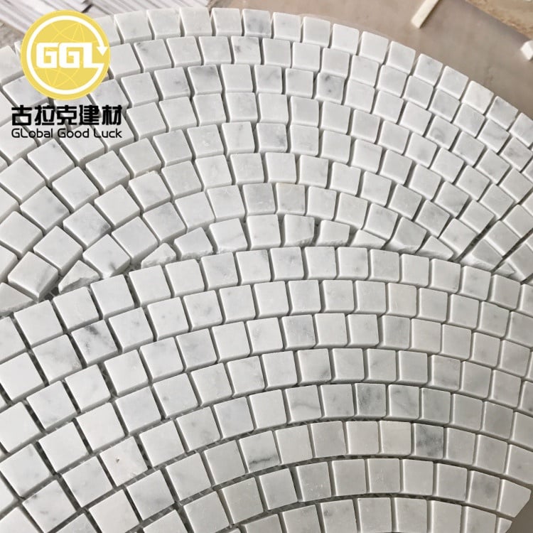 Carrara-Marmor, weiß, von Hand geschnitten, große Marmor-Mosaikfliese in Fächerform