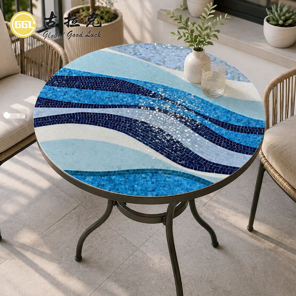 Individuell gestaltete Glas-Mosaik-Tischplatte und -Wandgestaltung im Blau-Wellen-Motiv – Handgefertigte Glas-Mosaik-Kunst für die Innendekoration
