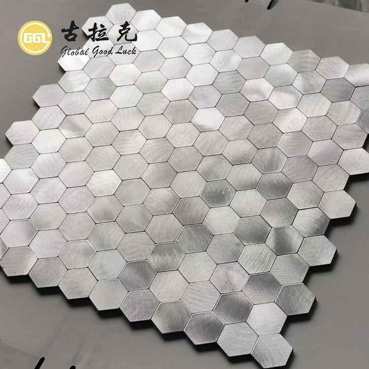 Mosaïque en métal aluminium argenté en forme de hexagone pour dosseret de mur de salle de bain