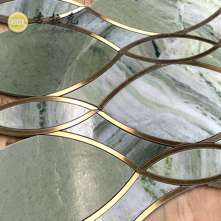 Naturgrüner Marmor Waterjet Mosaikeklette mit Messing Luxusdesign