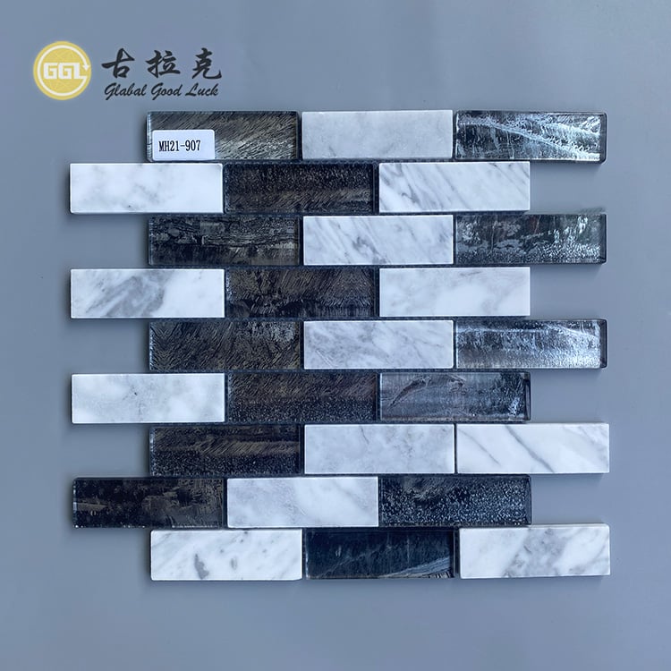 Luxus-Schwarz-Kristallglas-Mosaik mit Naturweiß Naturweiß Marmor-Mosaikfliese für Küche und Hoteldeko