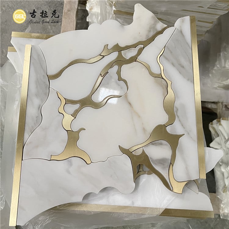 Люкс Calacatta алтын мәрмәр су ағыны мозаика инкрустациясы латунь дизайны