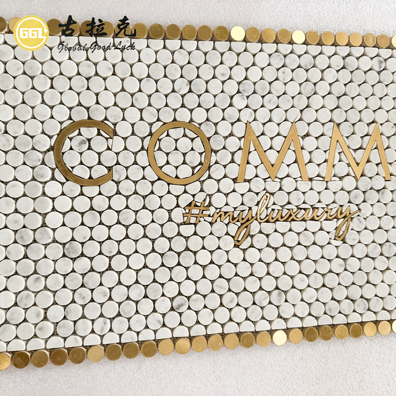 Mosaico artesanal em mármore branco Carrara com jato d’água e incrustação em latão | Arte mural de mosaico de luxo personalizada