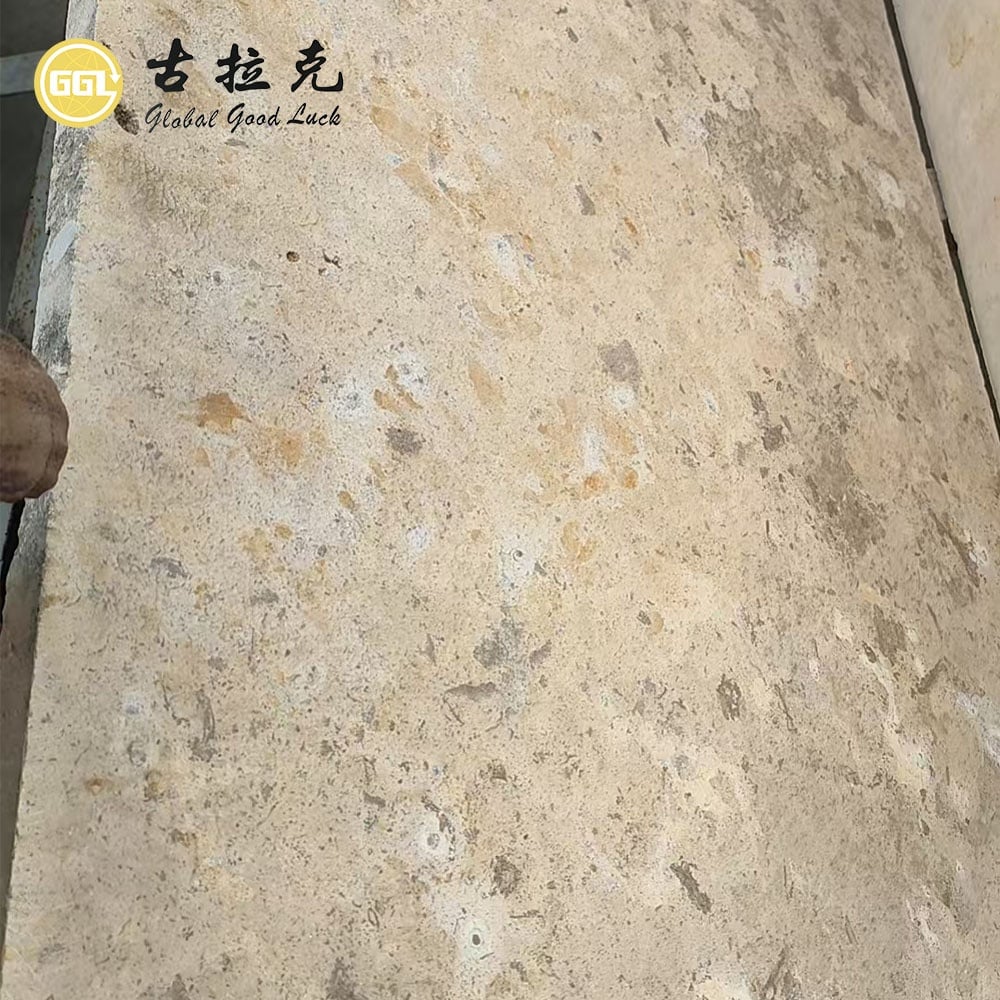 Gebürstete und getumblte Terrassenplatten aus römischem Beige-Kalkstein für die Dekoration von Außenwänden und -böden