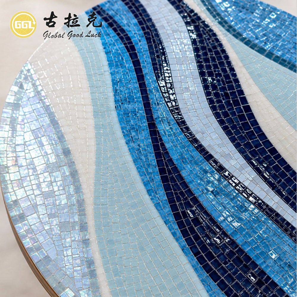 Individuell gestaltete Glas-Mosaik-Tischplatte und -Wandgestaltung im Blau-Wellen-Motiv – Handgefertigte Glas-Mosaik-Kunst für die Innendekoration