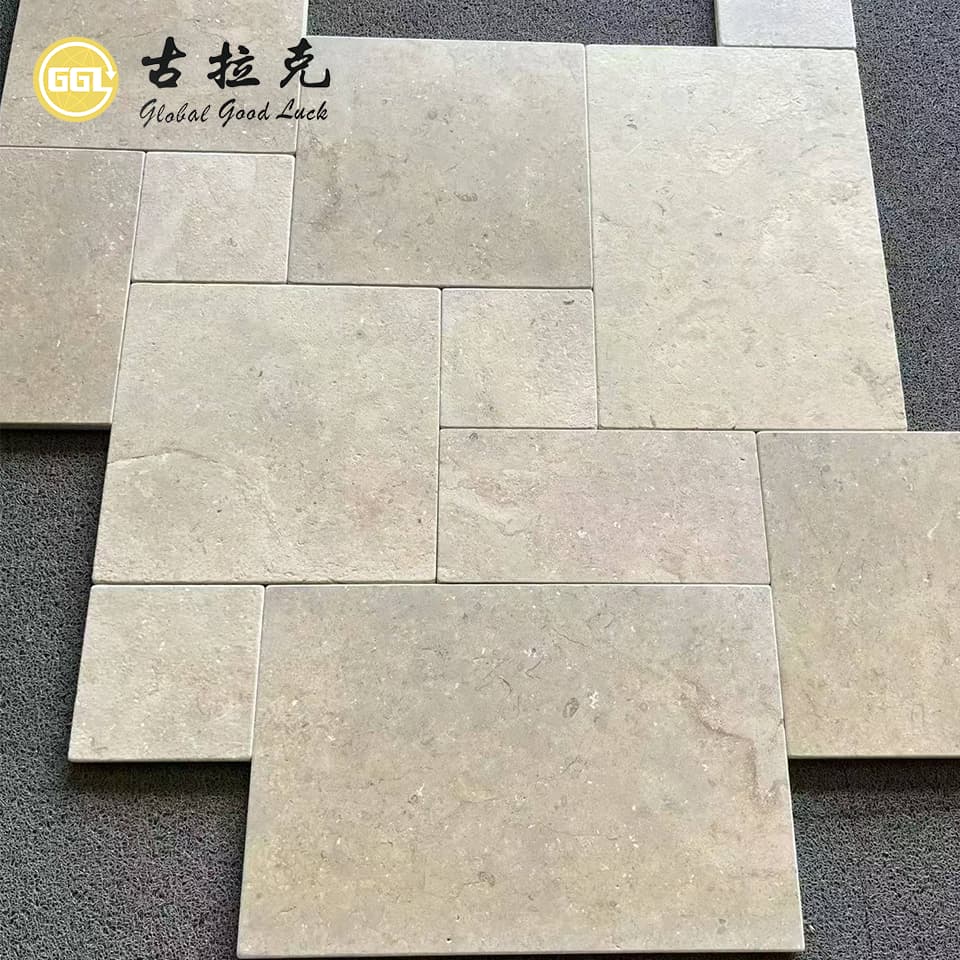 Beige Kalksteinfliesen im französischen Muster, gehämmert – Natursteinplatten für Pooldeck, Terrasse, Innenhof, Garten und Außenbodenbeläge