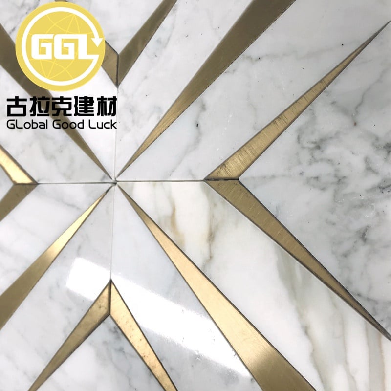 Calacatta Gold Marmorbetong Waterjet Mönstermosaik Inlagd Mosaik Brass