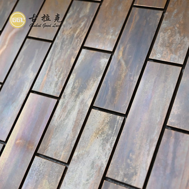 Design di piastrelle subway in mosaico di mattoni metallici con texture legno per pareti interne
