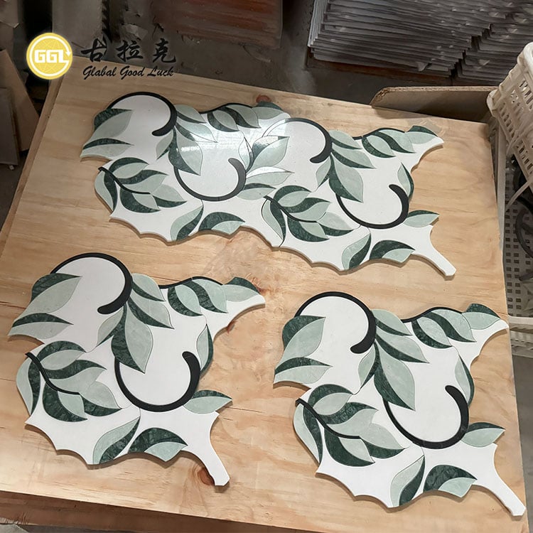Ubin Mosaik Marmer Hijau dan Putih Desain Daun