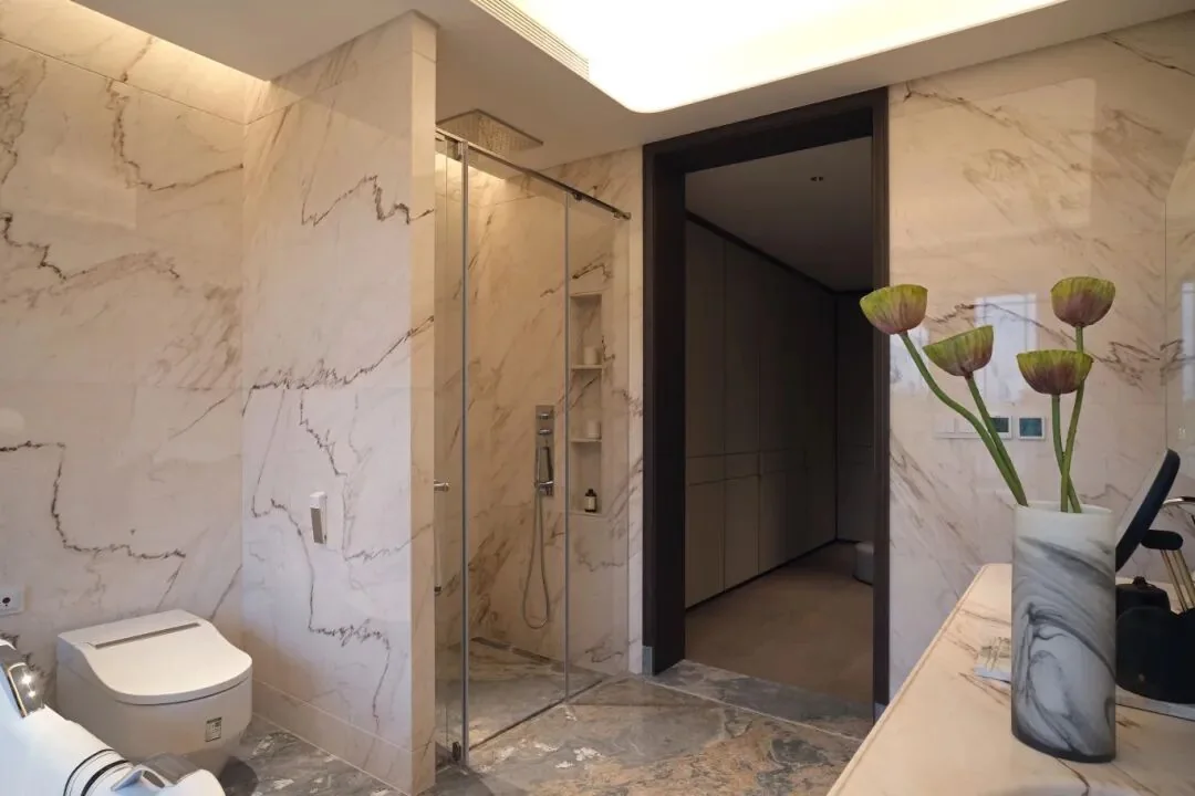 Full-height Palissandro Bianco Marble wall cladding around a glass shower
