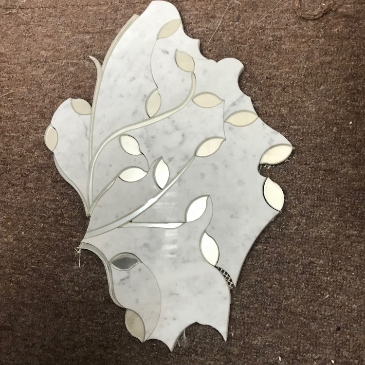 Mosaico de pared con diseño floral: mármol blanco combinado con vidrio, patrón cortado por chorro de agua