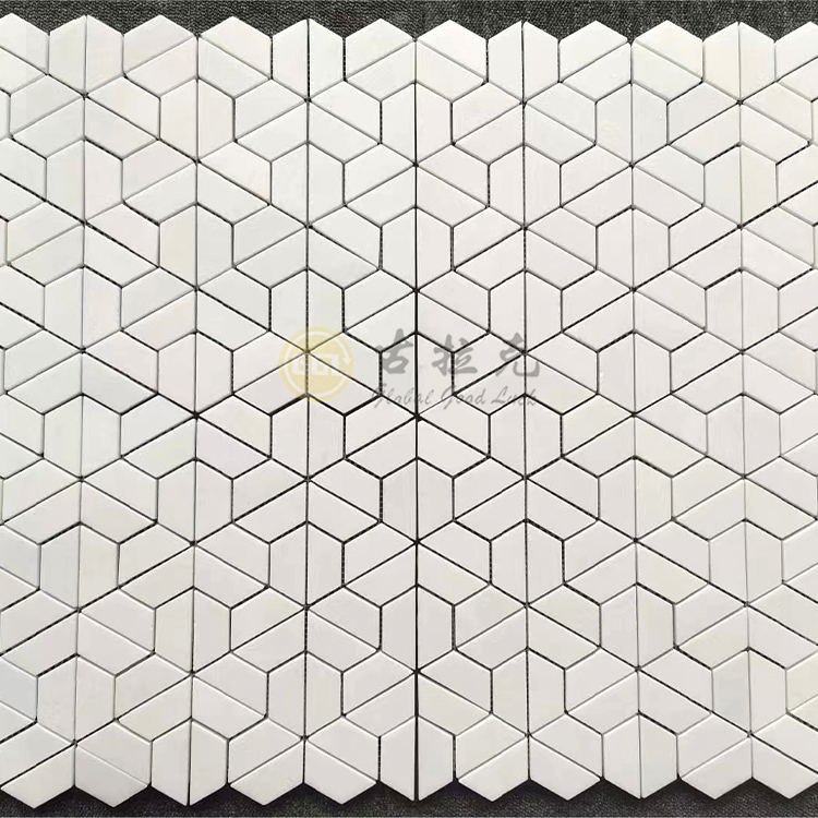 Ungleichmäßige Form Reinweiße Mosaikfliese aus Naturmarmor fürs Badezimmer, anpassbare Größe
