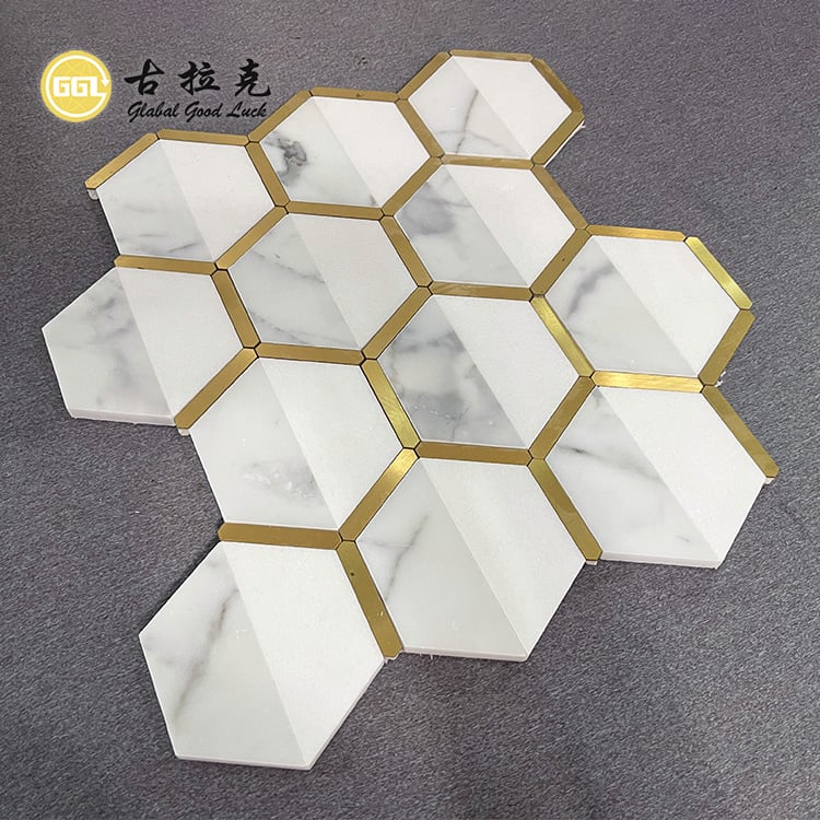 กระเบื้องโมเสคสีขาวดีไซน์ใหม่ Carrara White Marble Mixed Brass Tile สำหรับผนังหรือพื้น