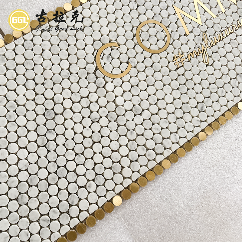 Mosaico artesanal em mármore branco Carrara com jato d’água e incrustação em latão | Arte mural de mosaico de luxo personalizada