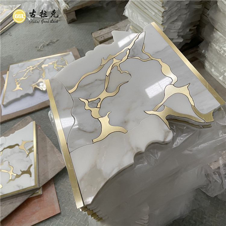 Люкс Calacatta алтын мәрмәр су ағыны мозаика инкрустациясы латунь дизайны