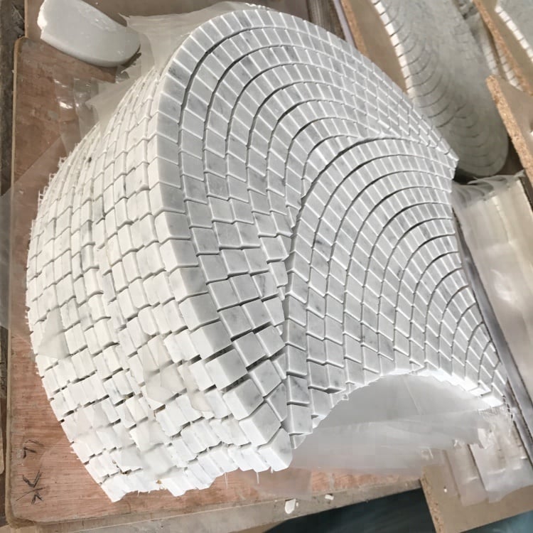 Carrara-Marmor, weiß, von Hand geschnitten, große Marmor-Mosaikfliese in Fächerform