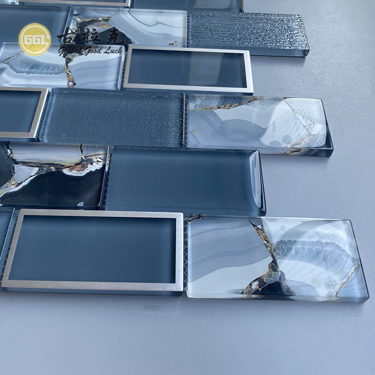 Blár Crystal Glass Blend Sliver Edged Glossy Mosaic fyrir TV Bakviðarveggstakmörkun