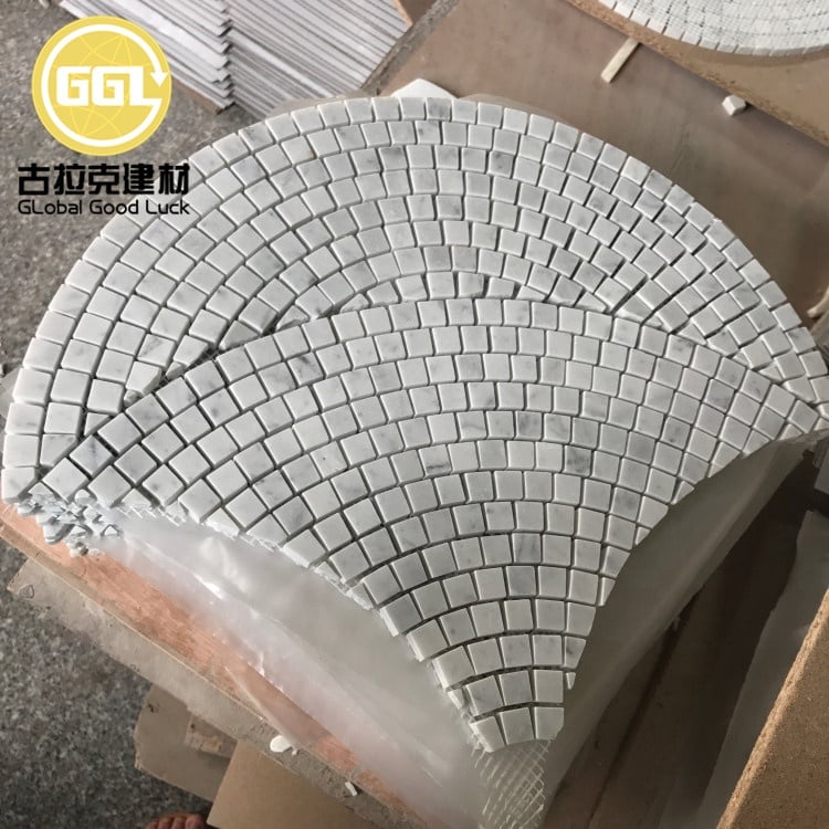 Carrara-Marmor, weiß, von Hand geschnitten, große Marmor-Mosaikfliese in Fächerform