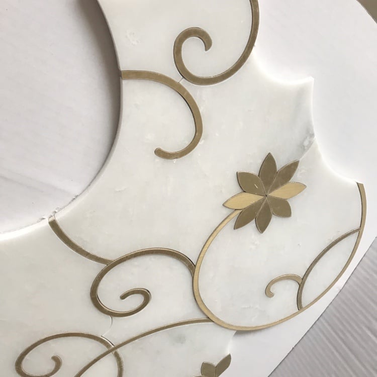 White Mable Campuran Brass Waterjet Corak Bunga Mozaik untuk Til Dinding Bilik Mandi dan Dapur