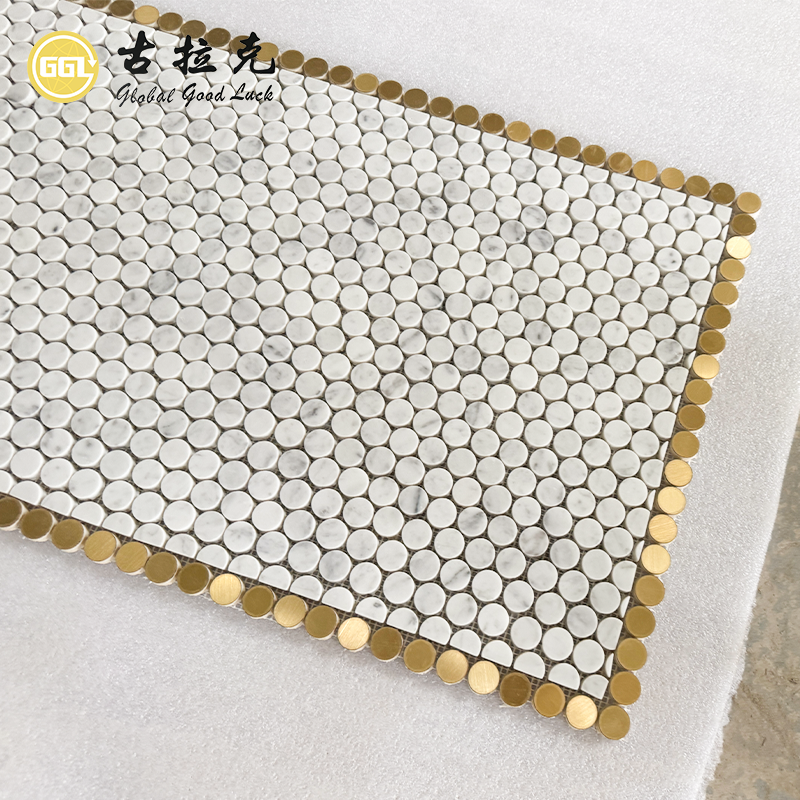 Mosaico artesanal em mármore branco Carrara com jato d’água e incrustação em latão | Arte mural de mosaico de luxo personalizada