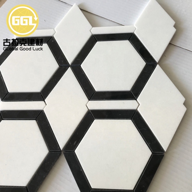Hexagonální černý okraj čistě bílý mramorový mozaikový dlaždice pro koupelnu nebo toaletu