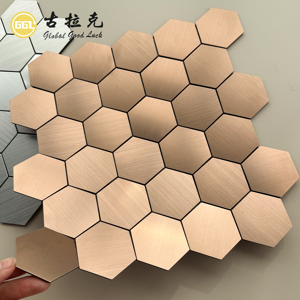 Placă mozaic hexagonală autoadezivă aurie – Mozaic din panou compozit de aluminiu cu aplicare ușoară pentru decorarea pereților interiori