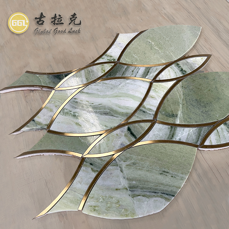 Naturgrüner Marmor Waterjet Mosaikeklette mit Messing Luxusdesign