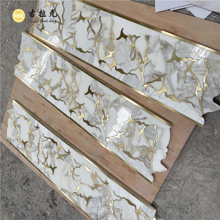 Люкс Calacatta алтын мәрмәр су ағыны мозаика инкрустациясы латунь дизайны