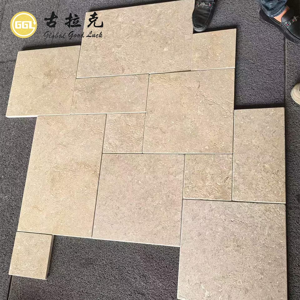 Beige Kalksteinfliesen im französischen Muster, gehämmert – Natursteinplatten für Pooldeck, Terrasse, Innenhof, Garten und Außenbodenbeläge