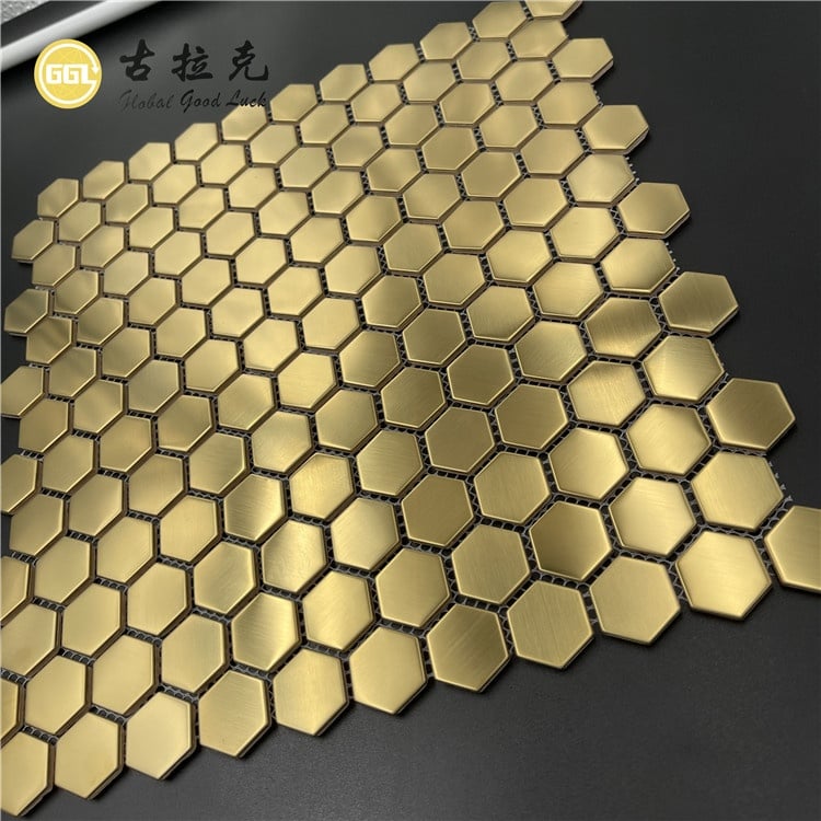 Plăci de mozaic din metal auriu strălucitor în formă de hexagon
