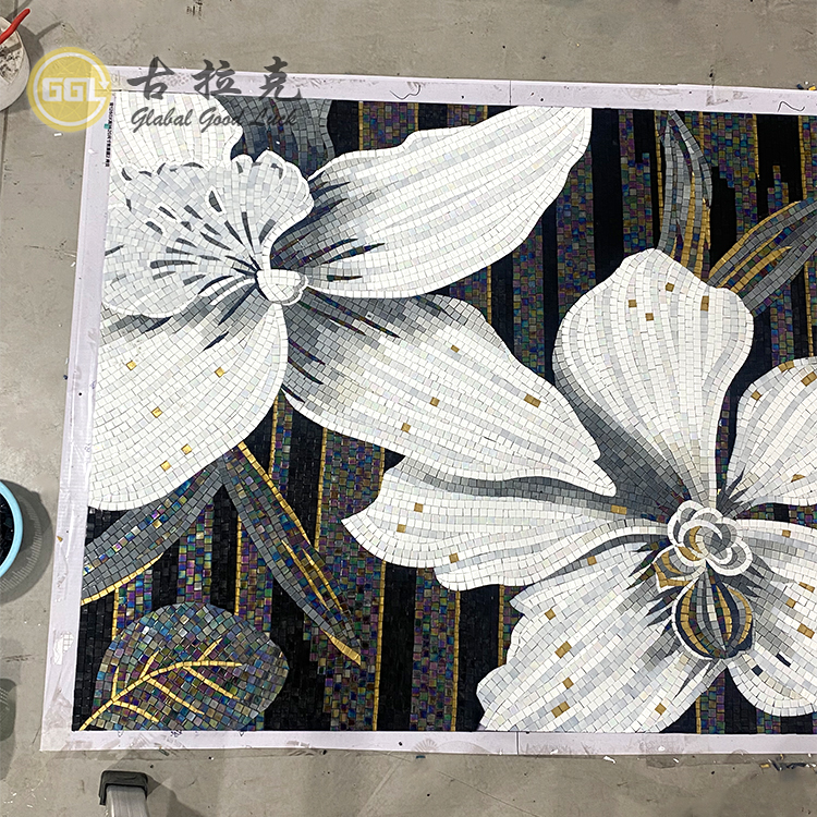 Création sur mesure d'un motif floral en mosaïque d'art moderne en verre, épaisseur 4 mm, découpé à la main pour la décoration des murs de la chambre ou de l'hôtel