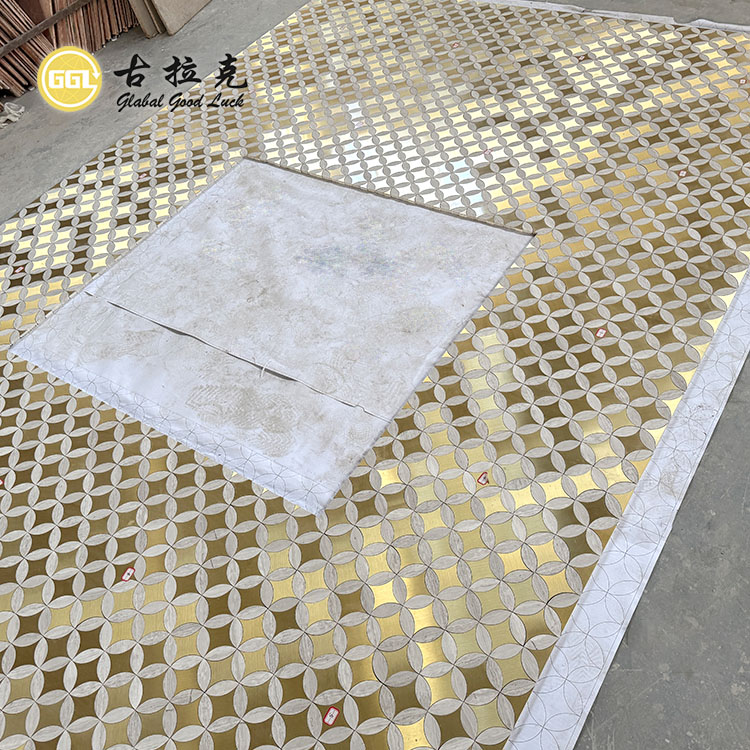 Puumarmoripinnoite messinkiparketilla Waterjet mosaiikkilaatalla